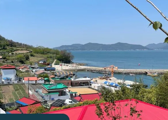 바다가 내려다보이는 섬마을 풍경